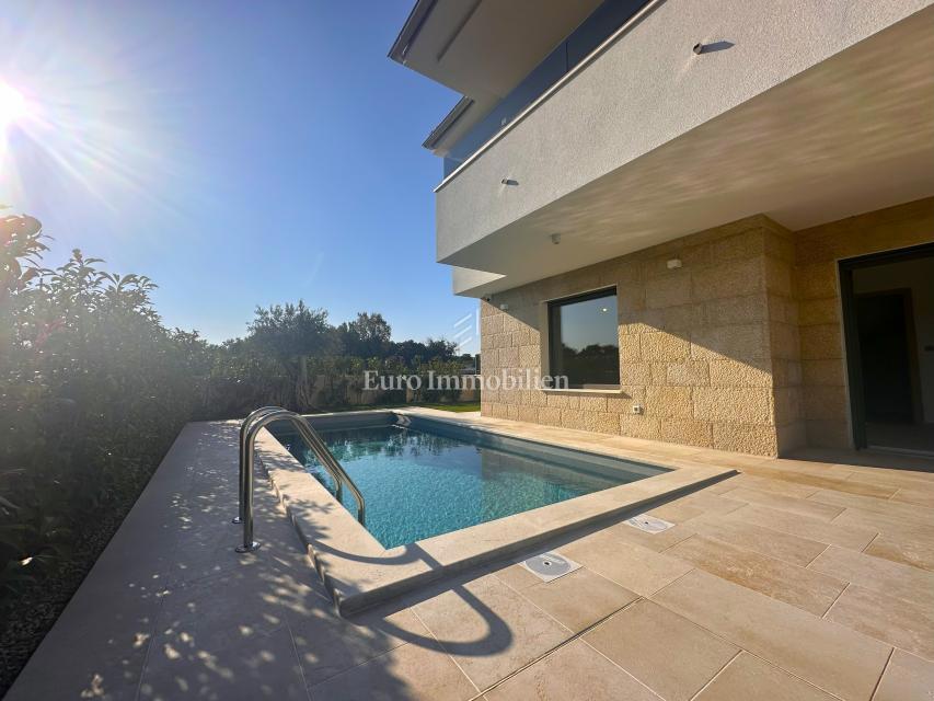 Malinska - kvalitetna nova hiša z bazenom