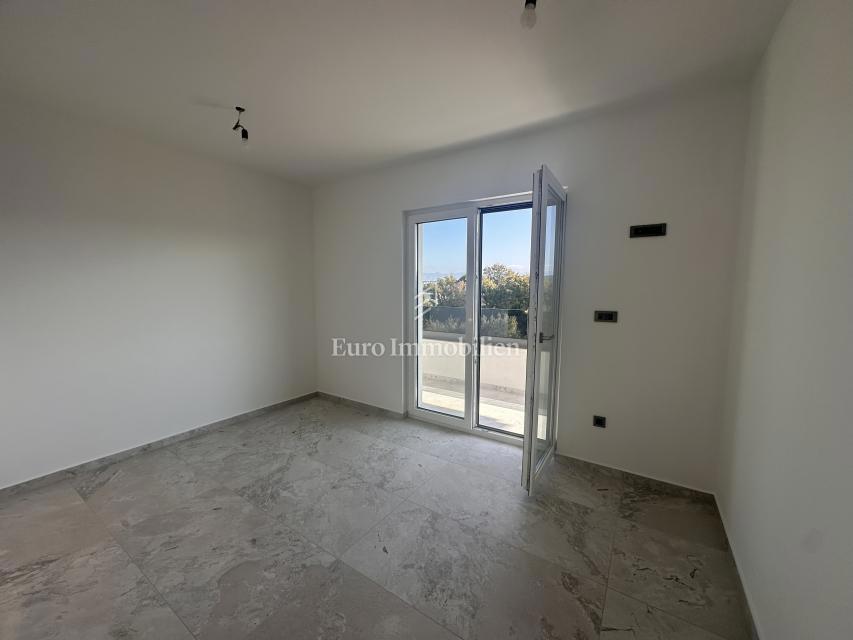 Malinska - kvalitetna nova hiša z bazenom