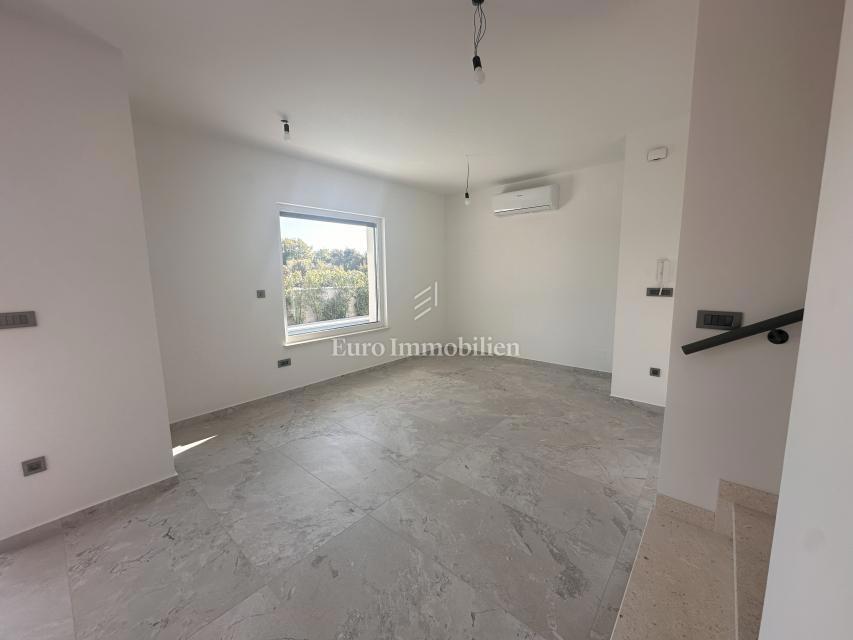 Malinska - kvalitetna nova hiša z bazenom