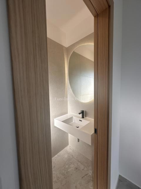 Malinska - kvalitetna nova hiša z bazenom