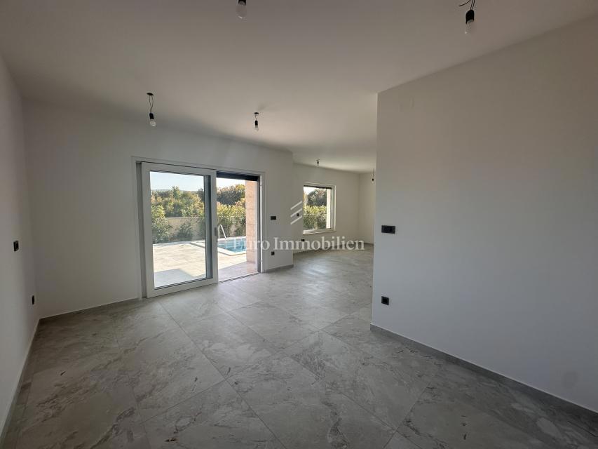 Malinska - kvalitetna nova hiša z bazenom