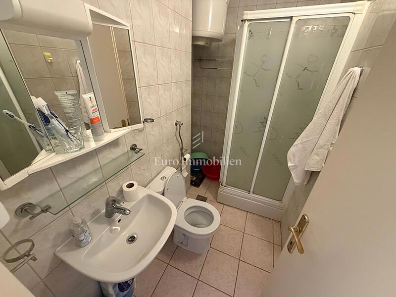 Dvosobno stanovanje v centru Makarske, blizu morja