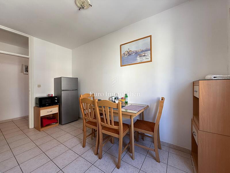 Dvosobno stanovanje v centru Makarske, blizu morja