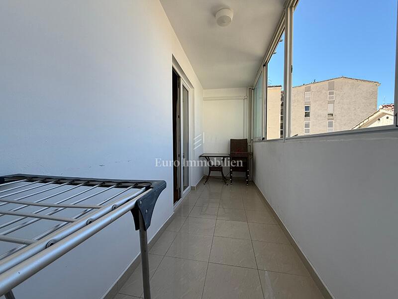 Dvosobno stanovanje v centru Makarske, blizu morja