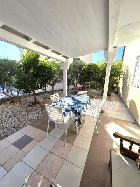 Dvosobno stanovanje v Krku blizu morja