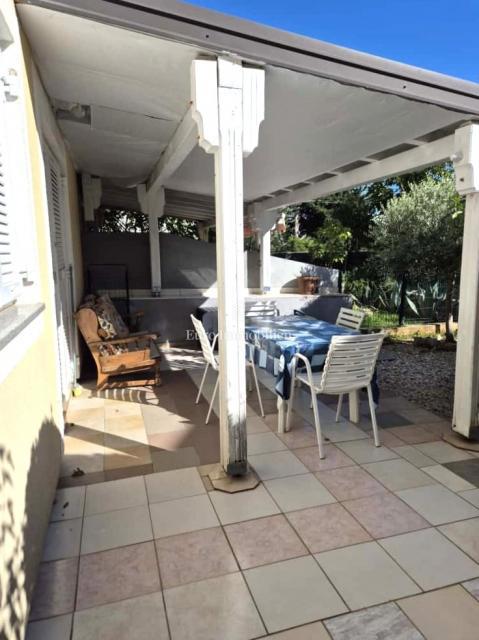 Dvosobno stanovanje v Krku blizu morja