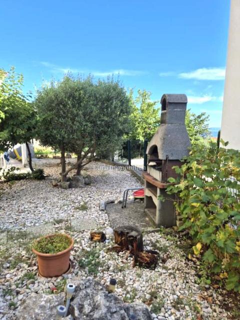 Dvosobno stanovanje v Krku blizu morja