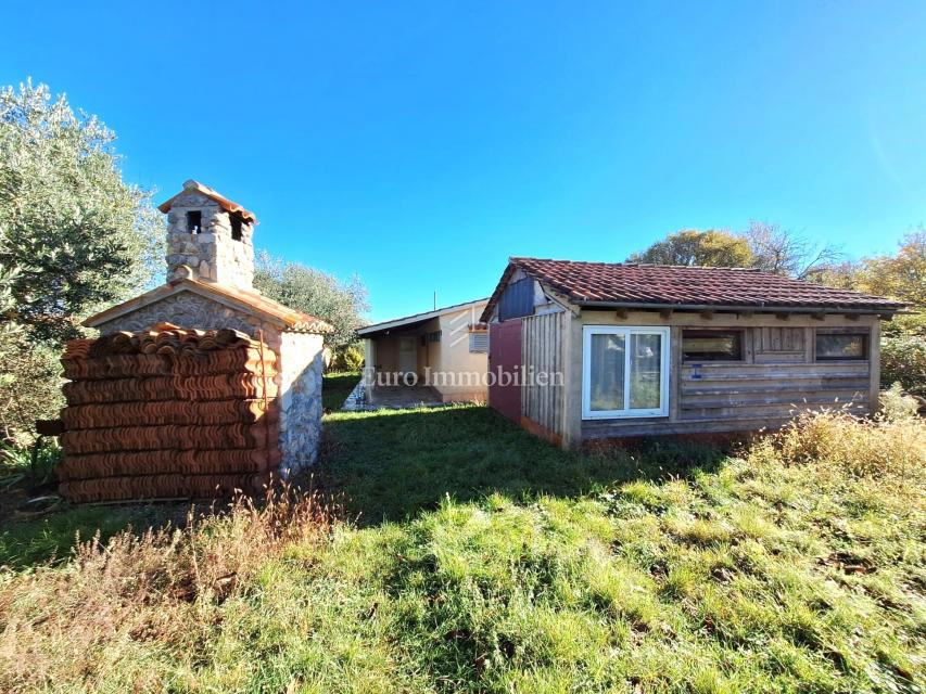 Enonadstropna hiša za prenovo v okolici Malinske