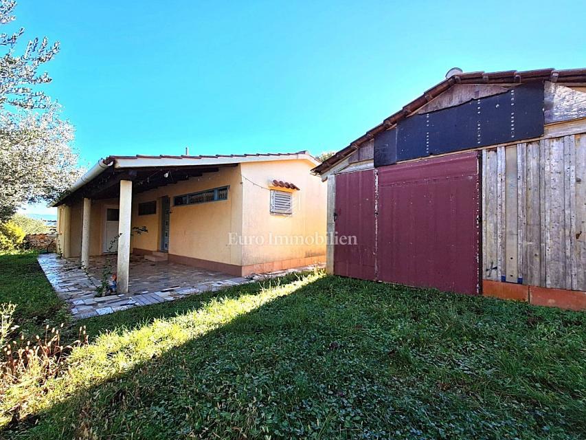 Enonadstropna hiša za prenovo v okolici Malinske