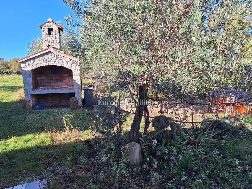 Enonadstropna hiša za prenovo v okolici Malinske