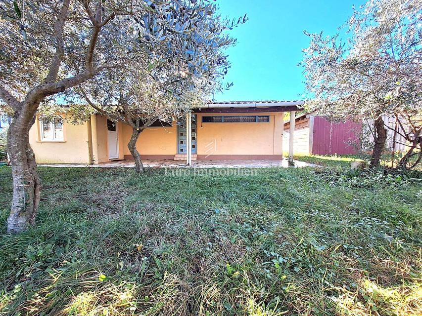 Enonadstropna hiša za prenovo v okolici Malinske