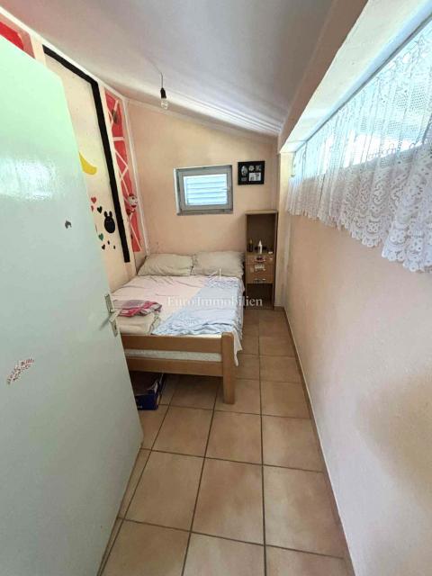 Enonadstropna hiša za prenovo v okolici Malinske