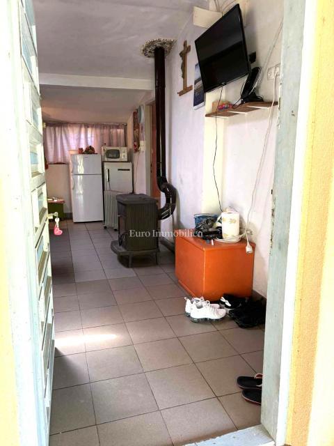 Enonadstropna hiša za prenovo v okolici Malinske