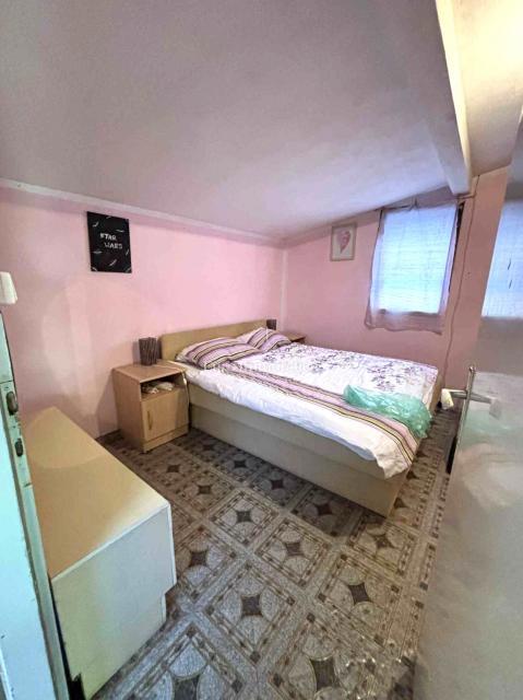 Enonadstropna hiša za prenovo v okolici Malinske