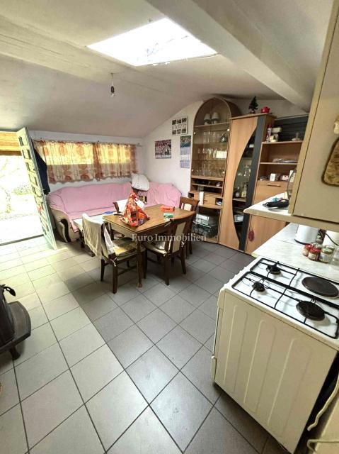 Enonadstropna hiša za prenovo v okolici Malinske