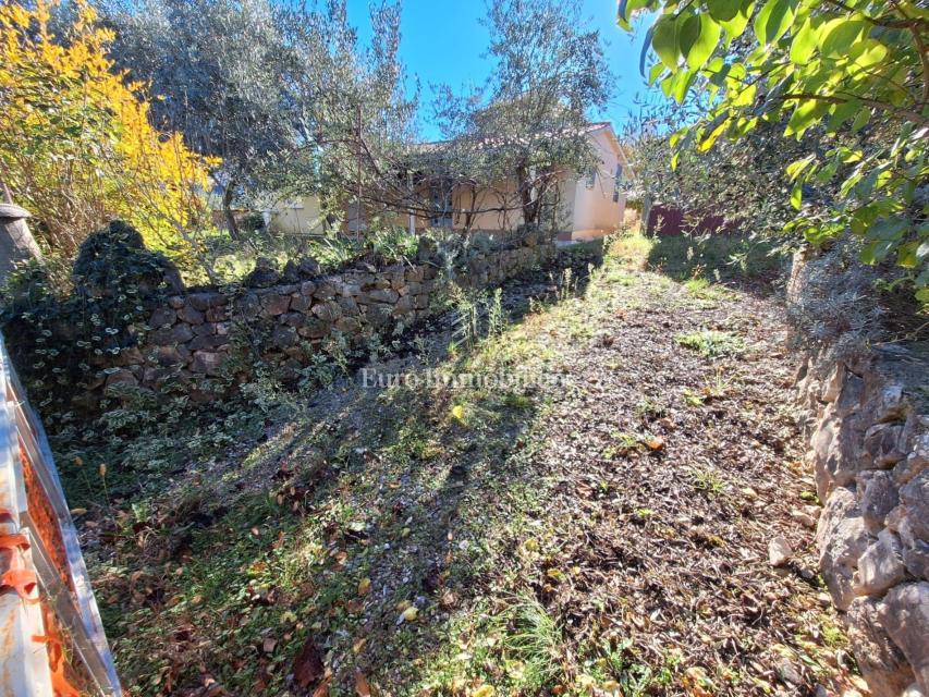 Enonadstropna hiša za prenovo v okolici Malinske