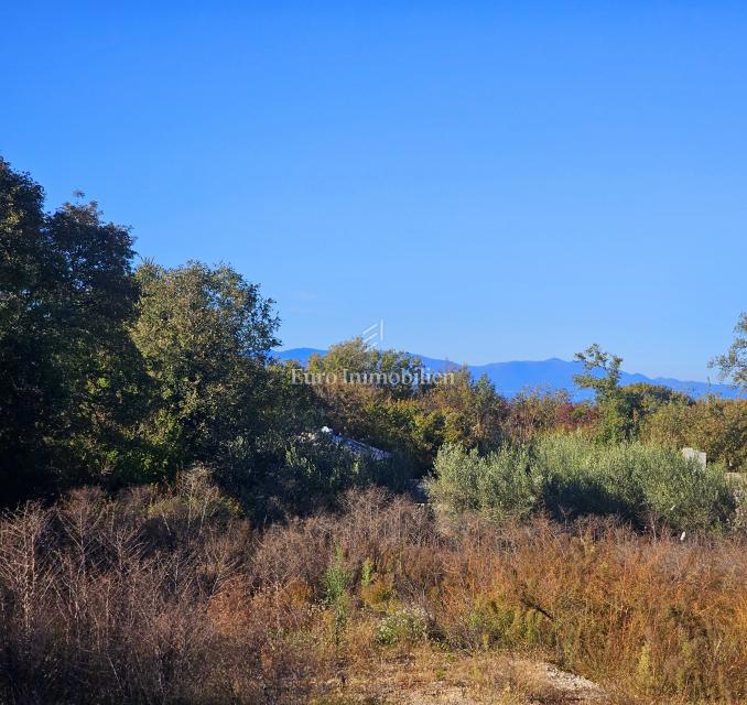 Blizu Malinske, lepo zazidljivo zemljišče na mirni lokaciji
