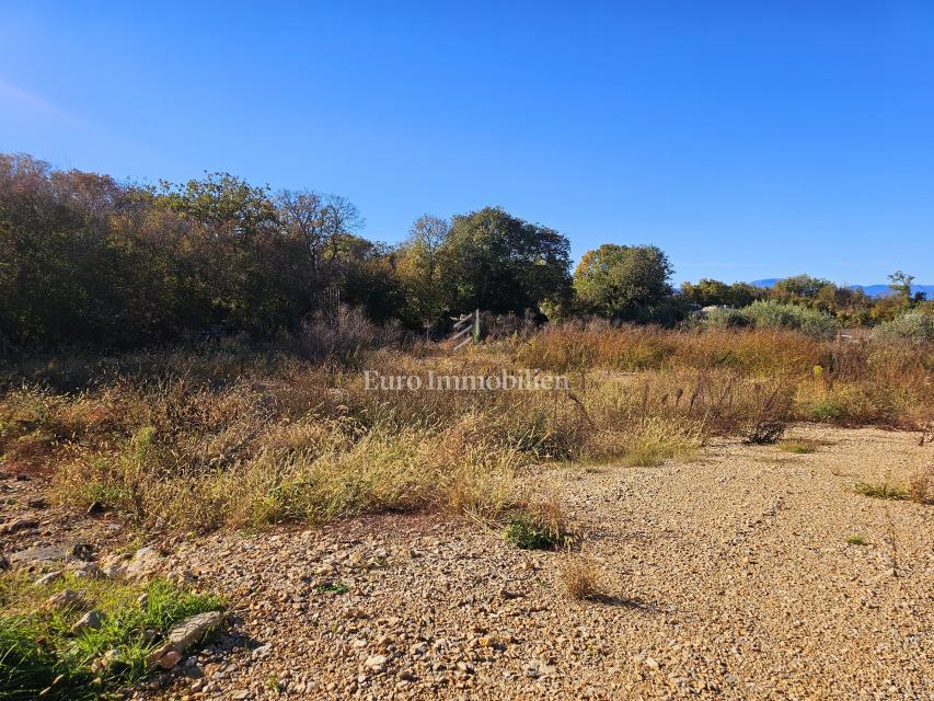 Blizu Malinske, lepo zazidljivo zemljišče na mirni lokaciji