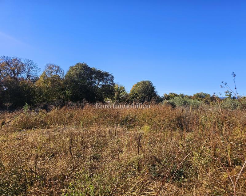 Blizu Malinske, lepo zazidljivo zemljišče na mirni lokaciji