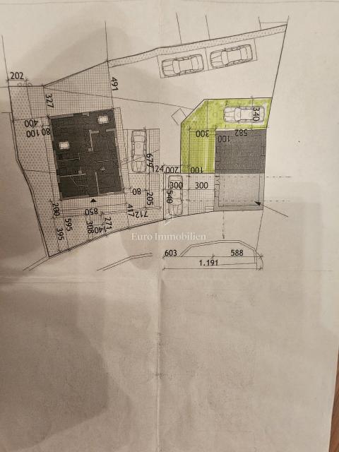 Kamnita hiša v središču Omišlja