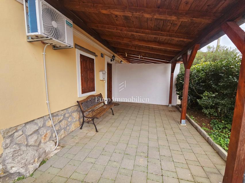 Kamnita hiša v središču Omišlja