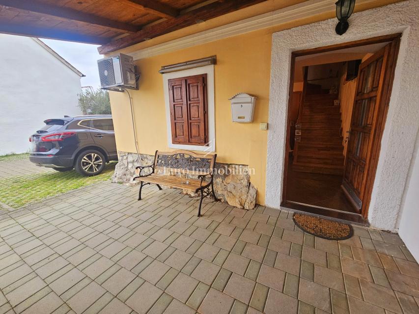 Kamnita hiša v središču Omišlja