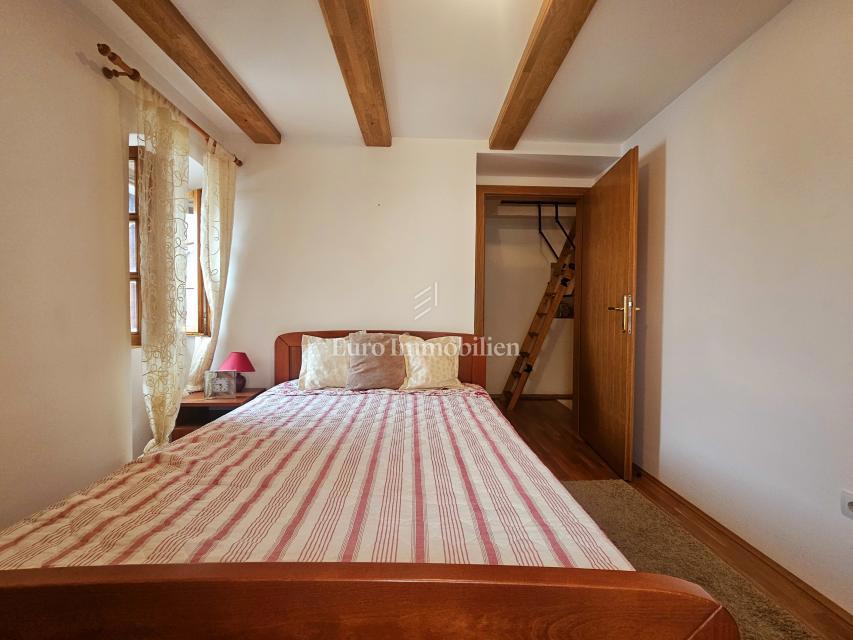 Kamnita hiša v središču Omišlja