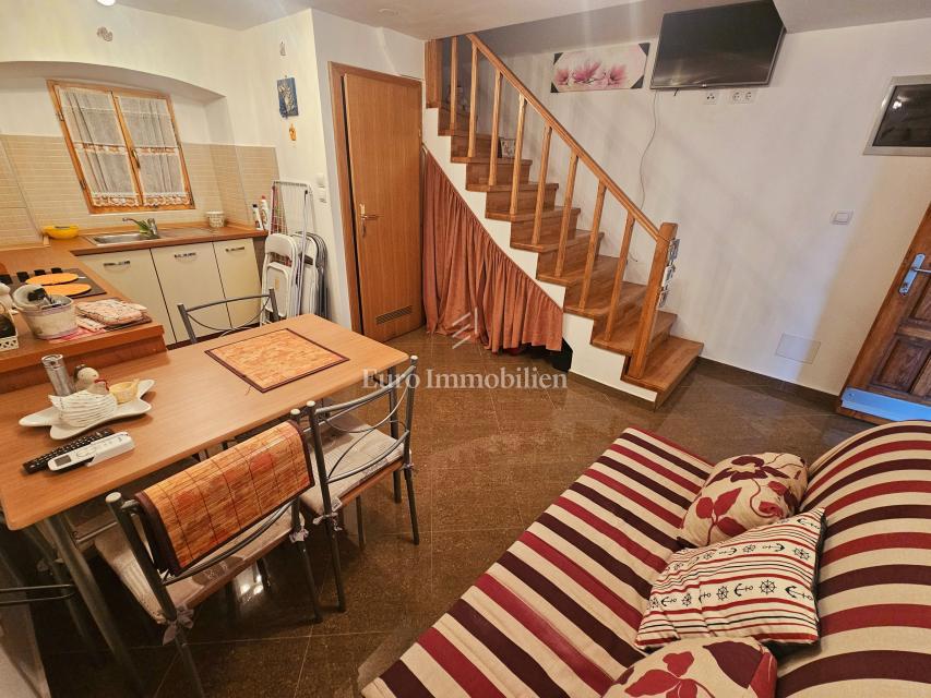 Kamnita hiša v središču Omišlja