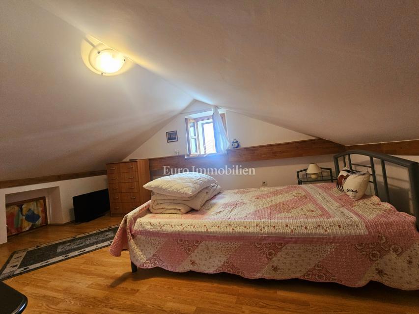 Kamnita hiša v središču Omišlja