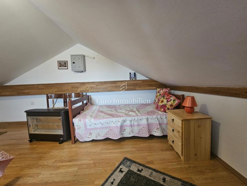 Kamnita hiša v središču Omišlja