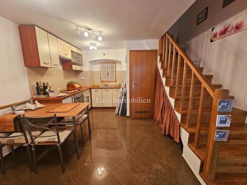 Kamnita hiša v središču Omišlja