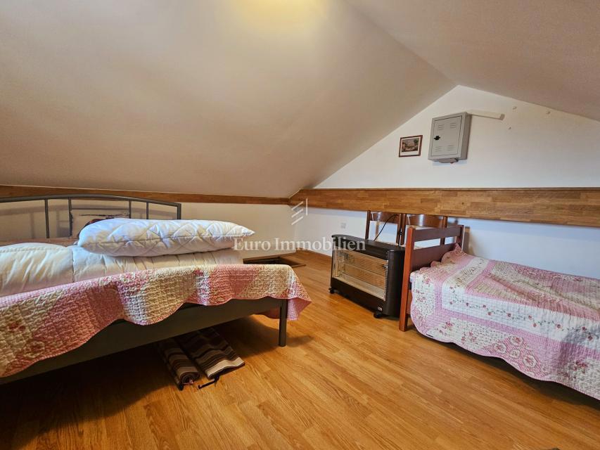 Kamnita hiša v središču Omišlja