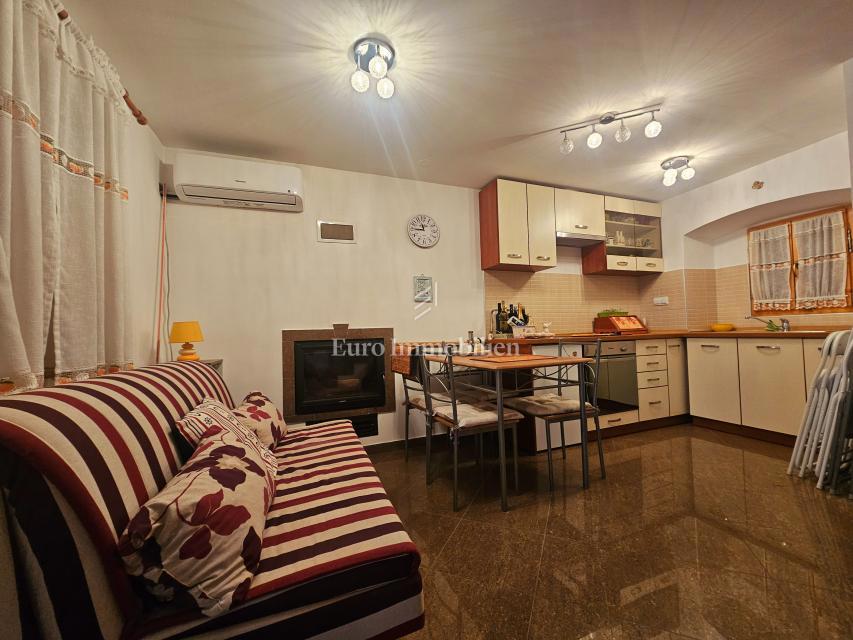 Kamnita hiša v središču Omišlja