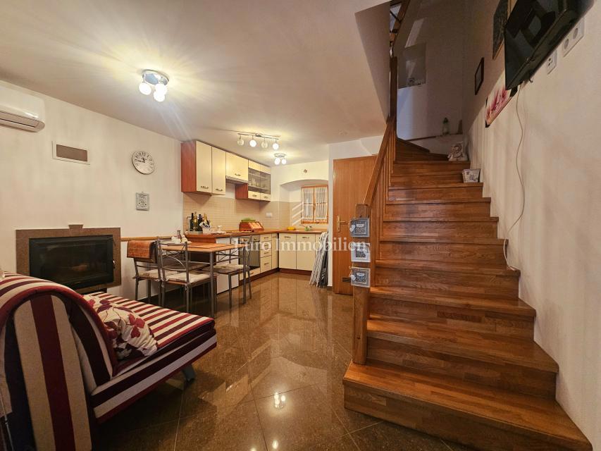 Kamnita hiša v središču Omišlja