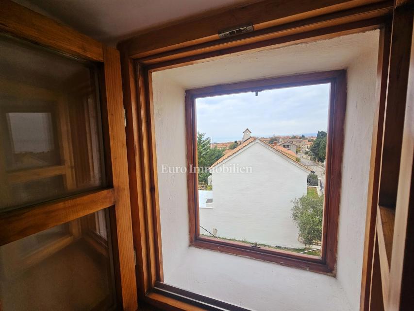 Kamnita hiša v središču Omišlja