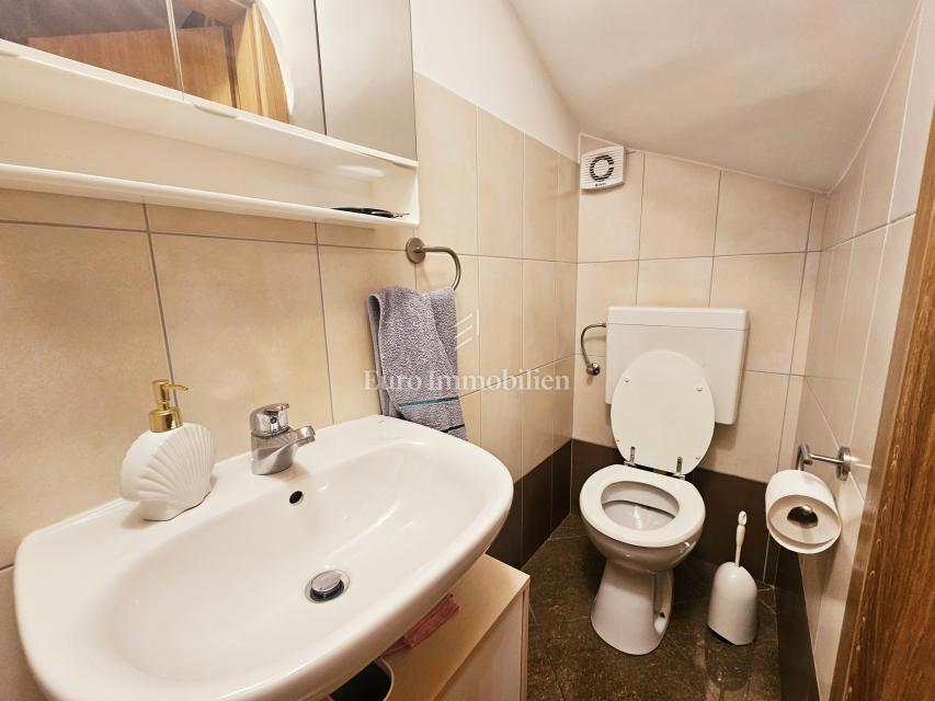 Kamnita hiša v središču Omišlja