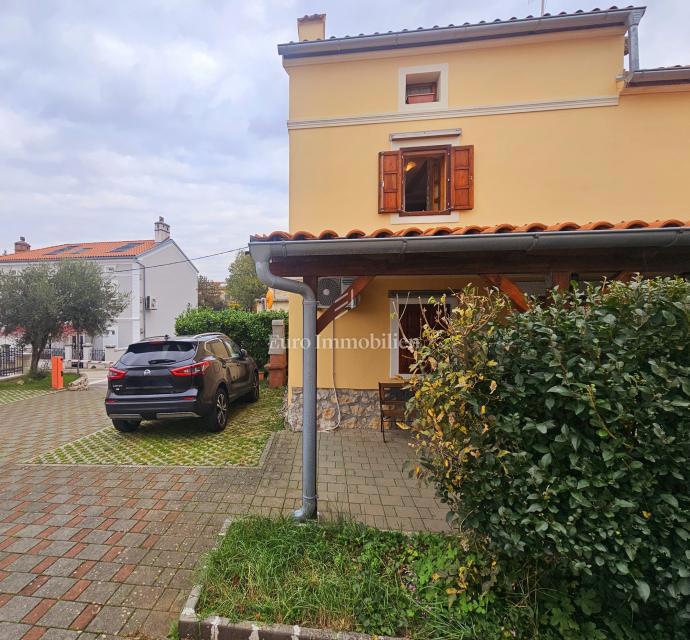 Kamnita hiša v središču Omišlja