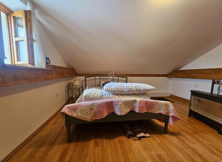 Kamnita hiša v središču Omišlja