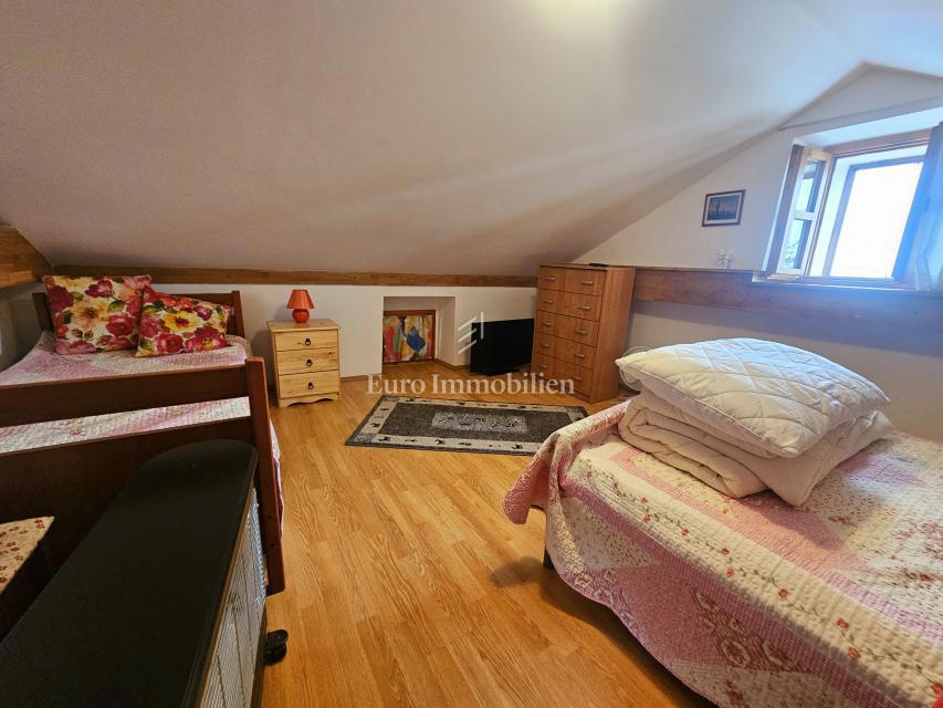 Kamnita hiša v središču Omišlja