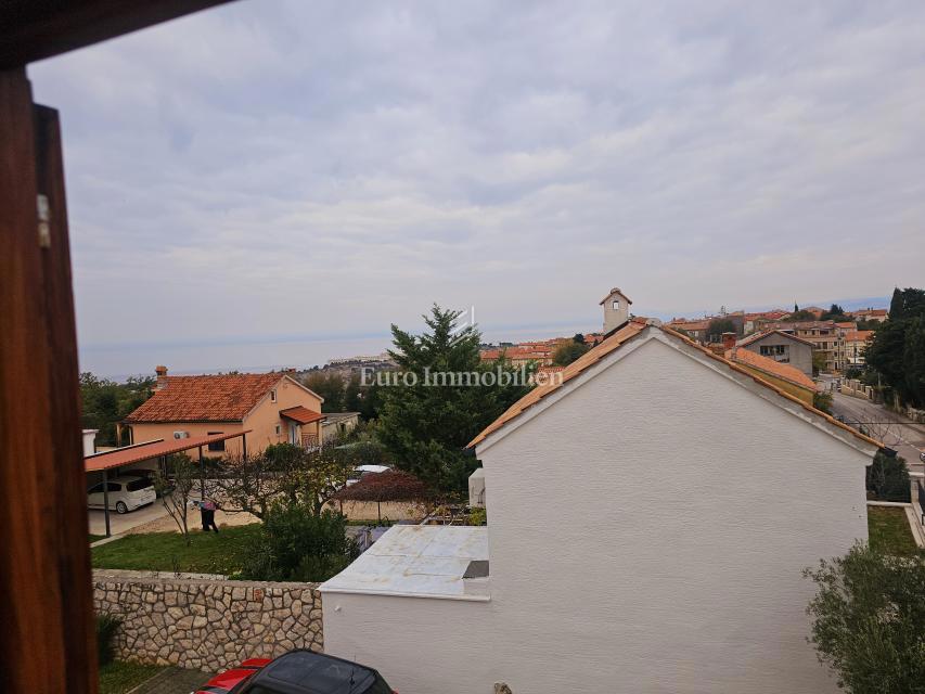 Kamnita hiša v središču Omišlja