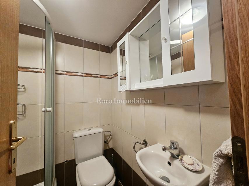 Kamnita hiša v središču Omišlja