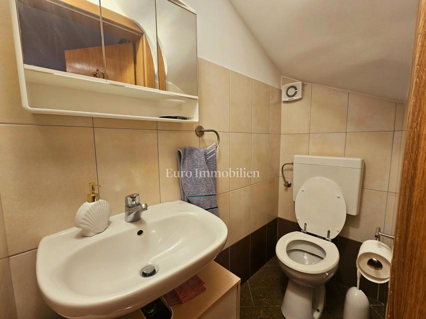 Kamnita hiša v središču Omišlja