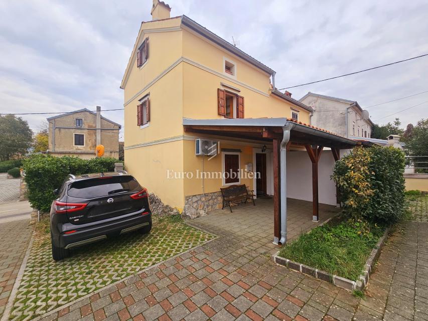 Kamnita hiša v središču Omišlja