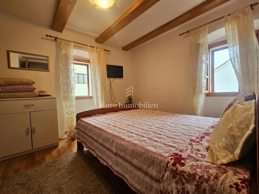 Kamnita hiša v središču Omišlja