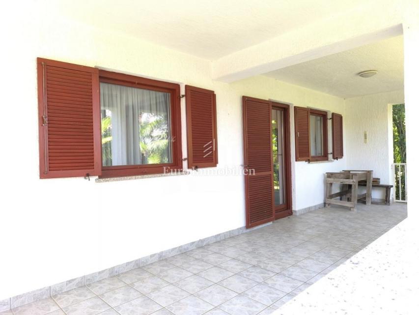 Hiša s tremi enotami na iskani lokaciji, Malinska