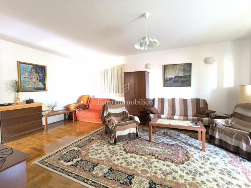 Hiša s tremi enotami na iskani lokaciji, Malinska