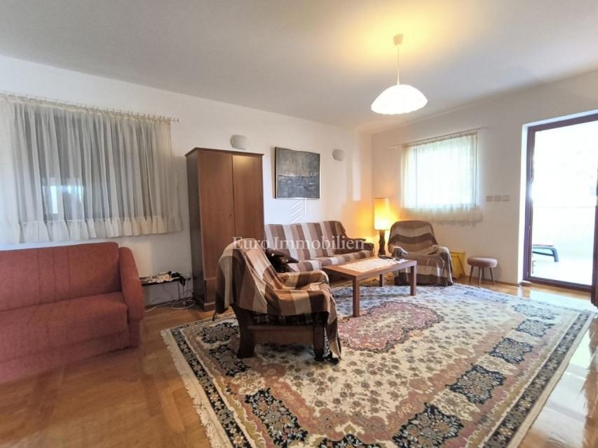 Hiša s tremi enotami na iskani lokaciji, Malinska