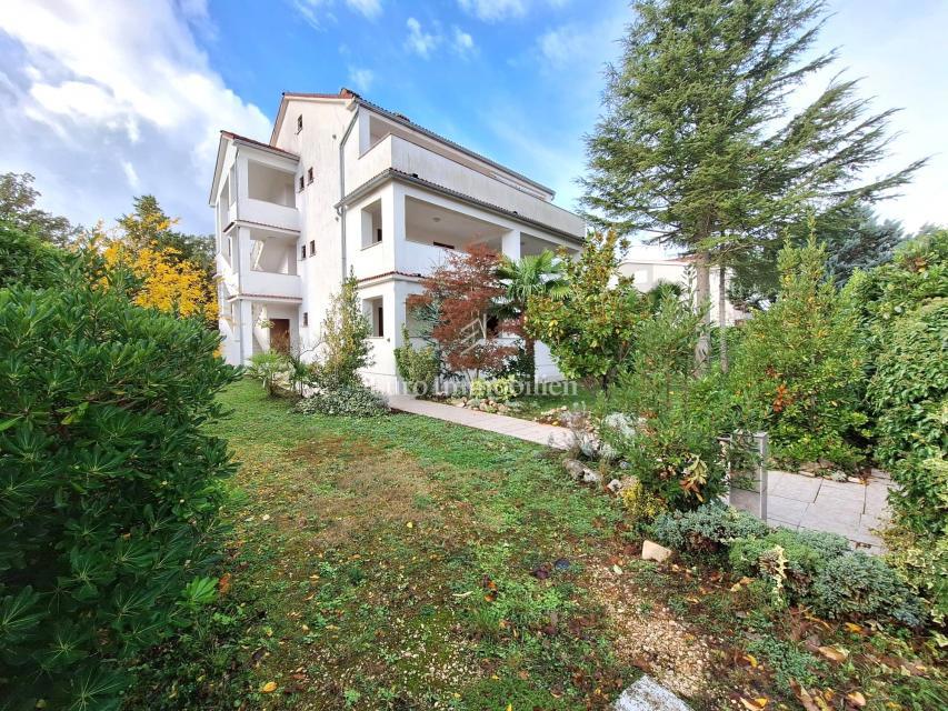 Hiša s tremi enotami na iskani lokaciji, Malinska