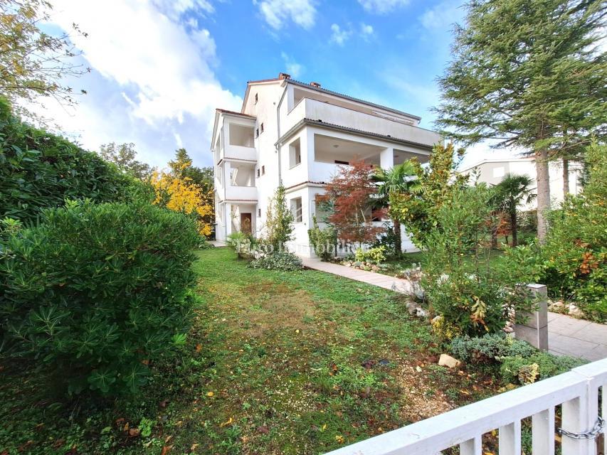 Hiša s tremi enotami na iskani lokaciji, Malinska