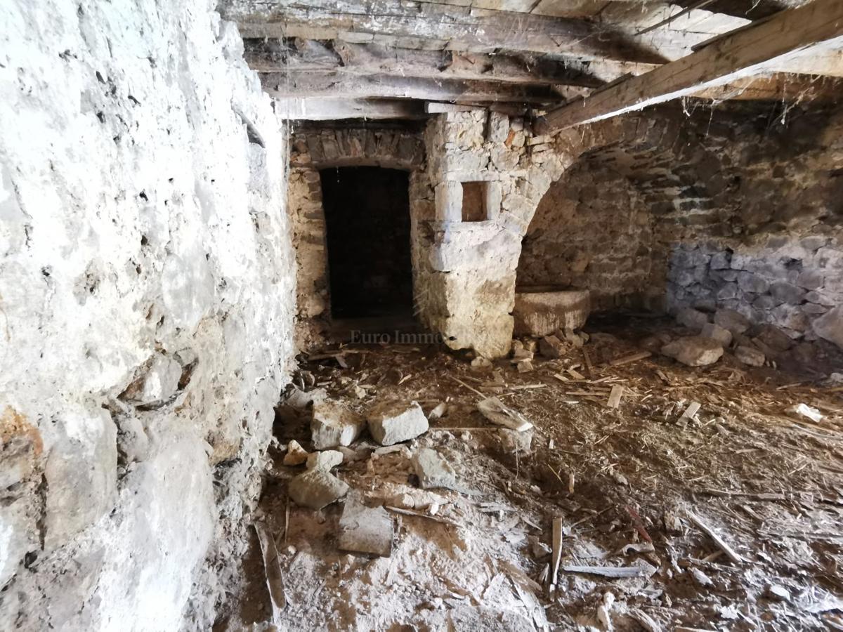 Kamnita hiša za obnovo s pogledom na morje na otoku Krku